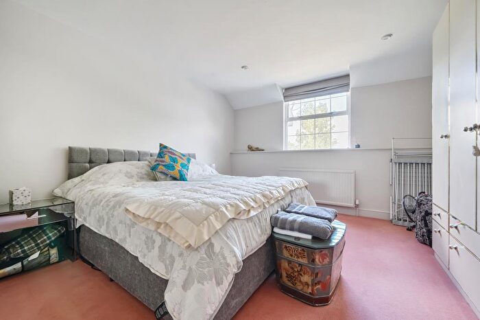 4 Bedroom Detached House For Sale In Totteridge Common, Totteridge, N20