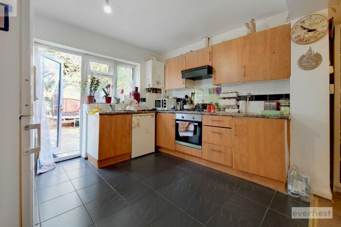 2 Bedroom Flat To Rent In Haynt Walk, London, SW20