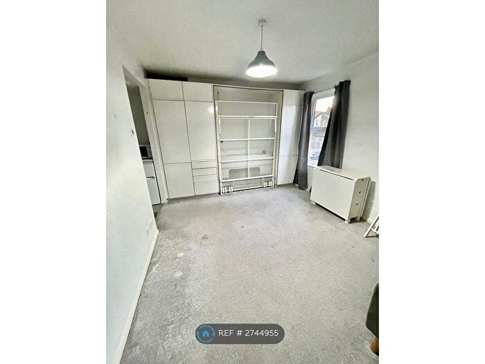 Studio To Rent In Shinners Close, London, SE25