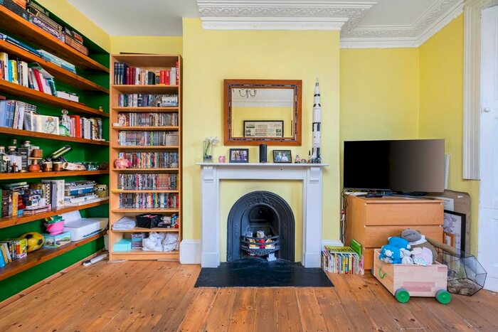 2 Bedroom Maisonette For Sale In Dean Lane, Southville, BS3