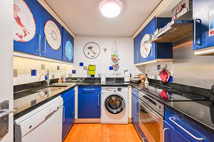 2 Bedroom Flat For Sale In City Road, Old Street, London, EC1V - Photo 3