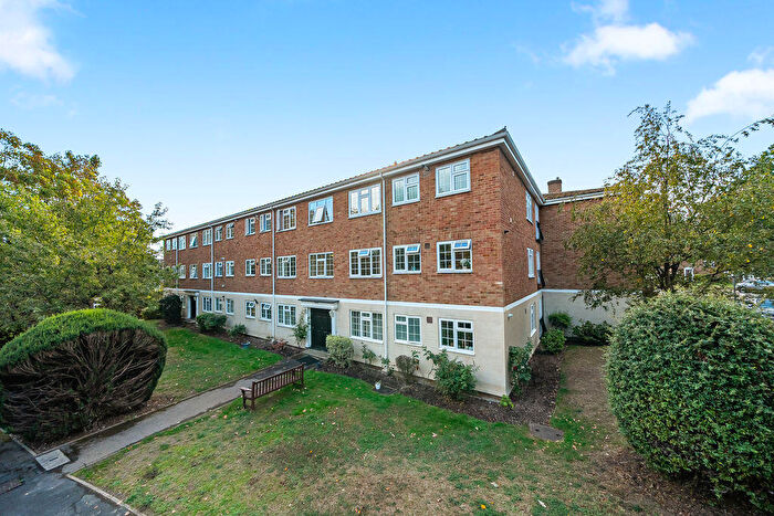 2 Bedroom Flat For Sale In Gainsborough Court, Walton-On-Thames, KT12