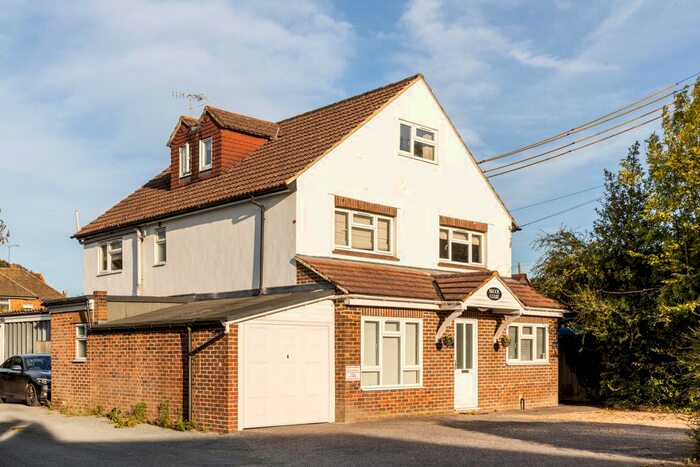 1 Bedroom Flat To Rent In Brookhill Road, Copthorne, Crawley, RH10