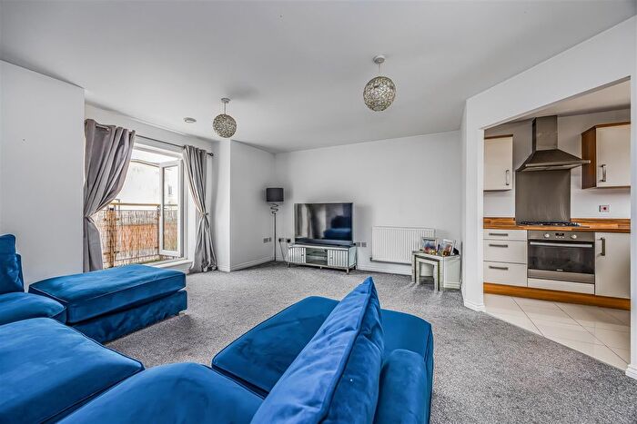 2 Bedroom Flat For Sale In Tiller Road, Waterlooville, PO7