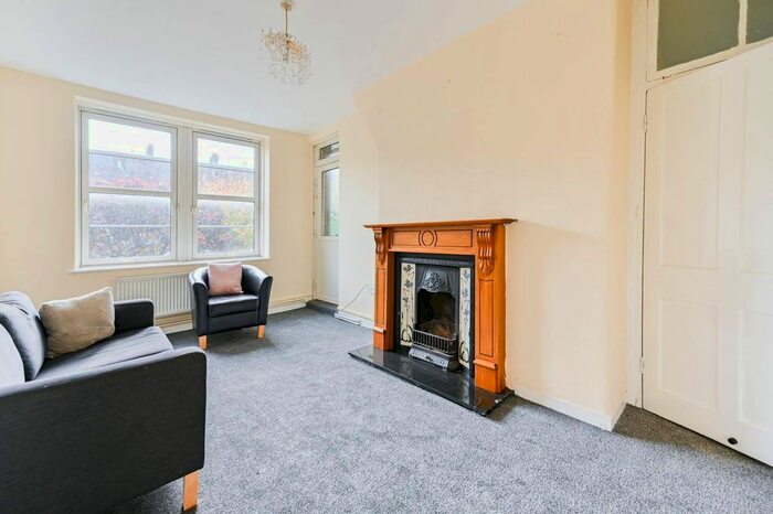 3 Bedroom Flat To Rent In Kinglake Estate, Elephant And Castle, London, SE17