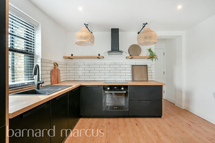 2 Bedroom Apartment To Rent In Friern Park, London, N12