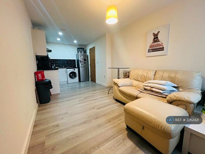 1 Bedroom Flat To Rent In Stone Hall Road, Bradford, BD2