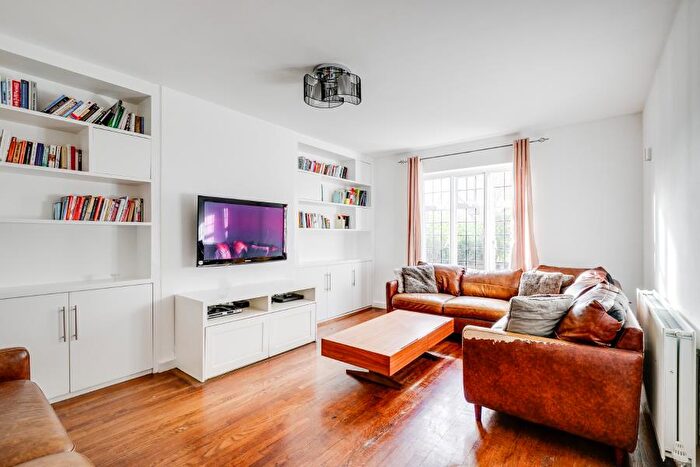3 Bedroom Maisonette To Rent In Edmunds Walk, East Finchley, N2