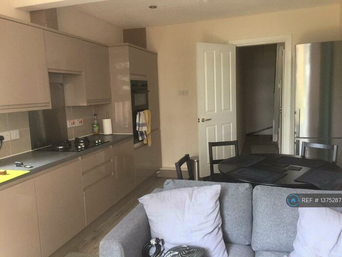 3 Bedroom Terraced House To Rent In Manor Farm Road, Southampton, SO18