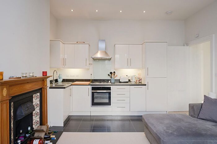 2 Bedroom Flat To Rent In Woodside, London, SW19