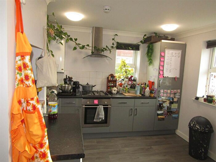 2 Bedroom Apartment To Rent In Queens Crescent, Exeter, EX4