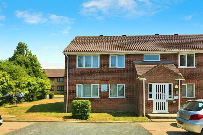 2 Bedroom Flat To Rent In Conway Gardens, RM17