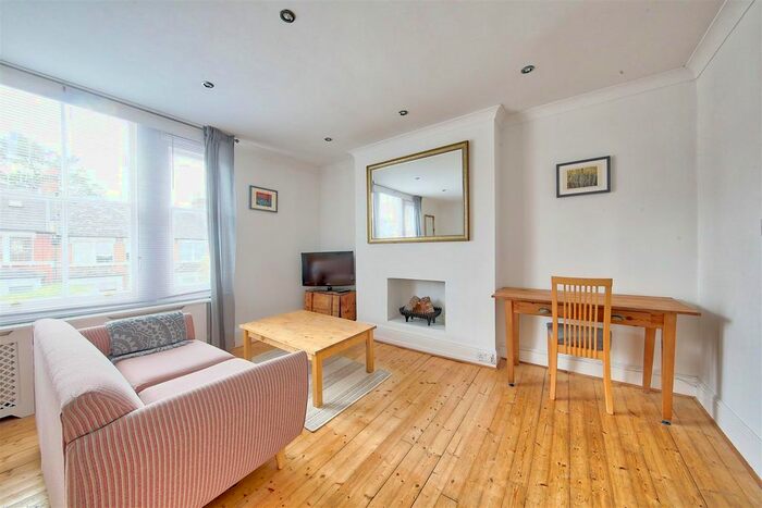 2 Bedroom Flat To Rent In Earlsfield Road, London, SW18