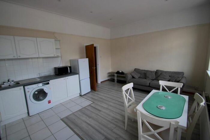 2 Bedroom Flat To Rent In Finchley Road, London, NW11