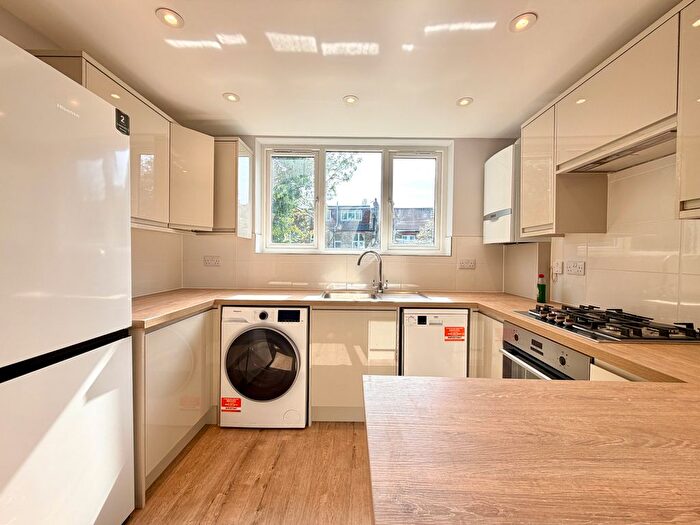 3 Bedroom Flat To Rent In Station Road, London, N3