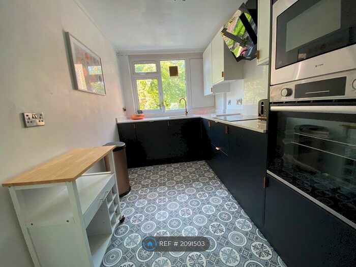 2 Bedroom Flat To Rent In Eliot Close, Emmer Green, Reading, RG4