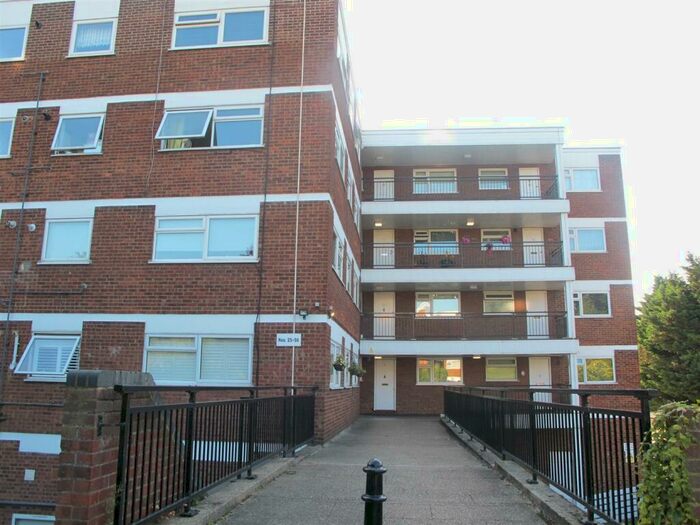 1 Bedroom Flat For Sale In Lynwood Close, London, E18