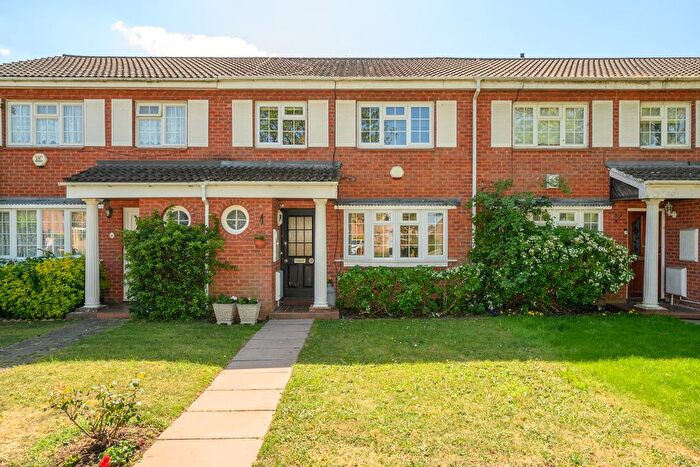 3 Bedroom Terraced House For Sale In Colne Drive, Walton-On-Thames, KT12