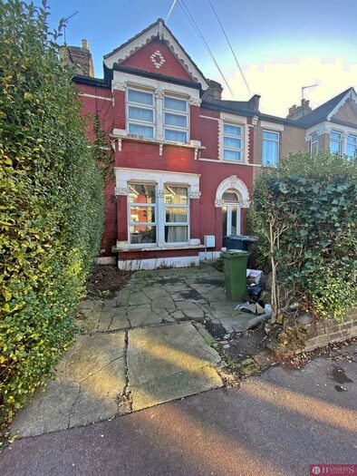 2 Bedroom Flat To Rent In Dunkeld Road, Dagenham, RM8