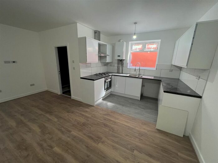 2 Bedroom Flat To Rent In East Road, Longsight, Manchester, M12