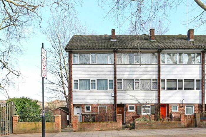 3 Bedroom Maisonette To Rent In Camberwell Grove, London, SE5