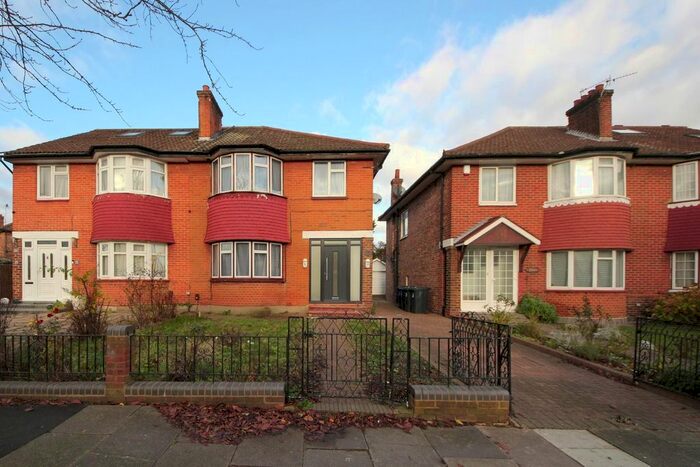 3 Bedroom Property To Rent In Vyner Road, London, W3