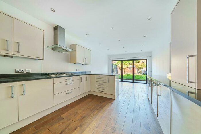 3 Bedroom Detached House To Rent In Elm Road, Kingston Upon Thames, KT2