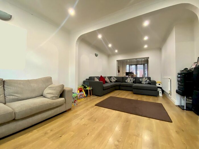 4 Bedroom Semi-Detached House To Rent In Dorchester Waye, Hayes, UB4