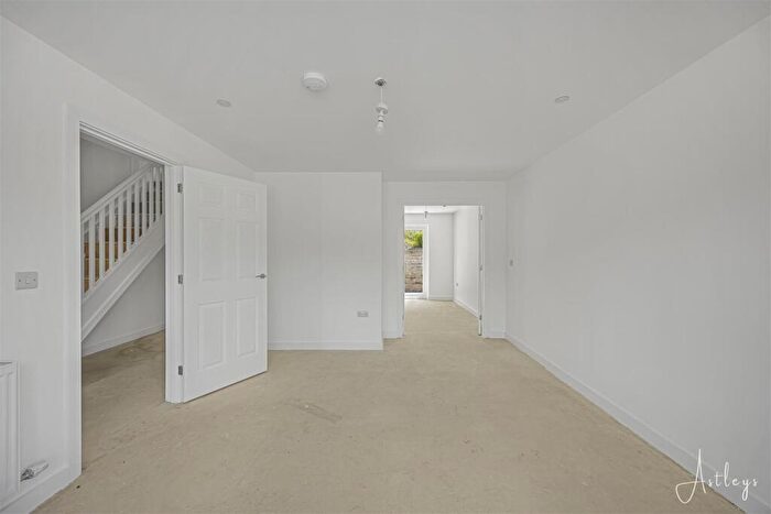 3 Bedroom Detached House For Sale In Clos Yr Ysgol, Clyne, Neath, SA11