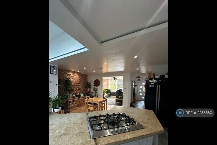 3 Bedroom Semi-Detached House To Rent In Windlesham Close, Brighton, BN41