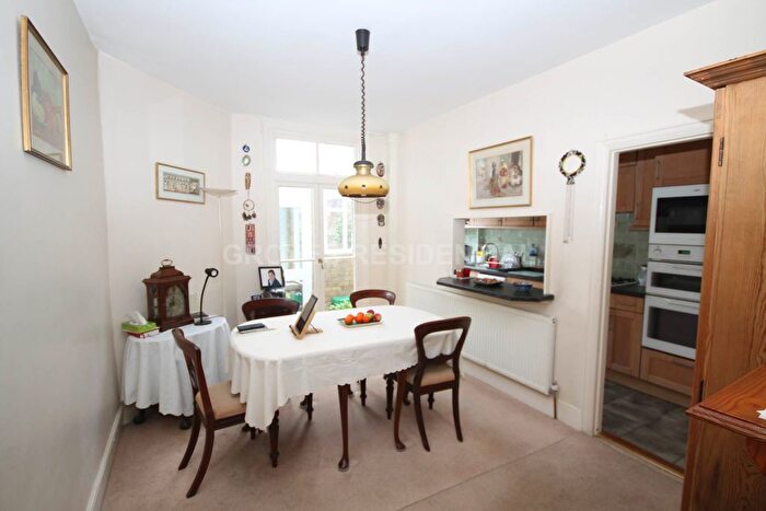 3 Bedroom End Of Terrace House For Sale In Beaconsfield Road, New Malden, KT3