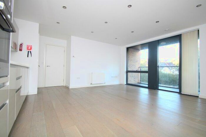 2 Bedroom Flat To Rent In Station Approach Road, Coulsdon, CR5