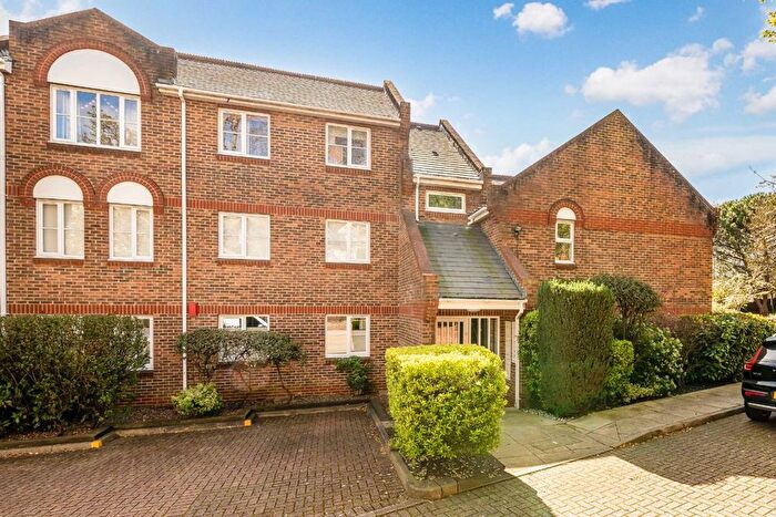 2 Bedroom Flat For Sale In Catherine Drive, Richmond, TW9