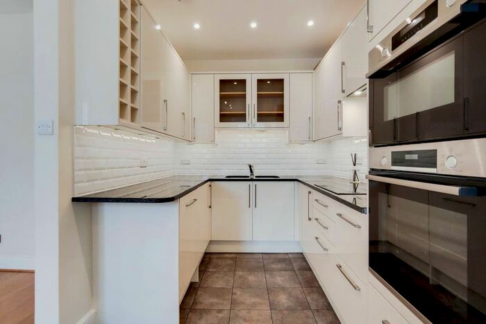 2 Bedroom Flat To Rent In Westbourne Terrace, Lancaster Gate, London, W2