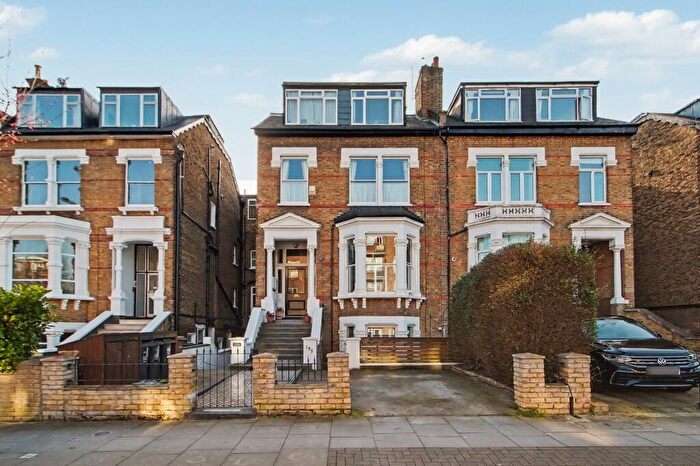 2 Bedroom Flat For Sale In Queens Drive, London, N4