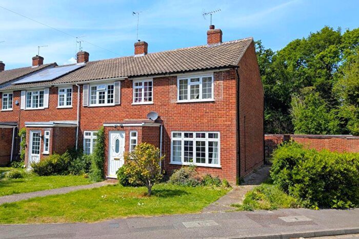 3 Bedroom End Of Terrace House To Rent In Woking, Surrey, GU22