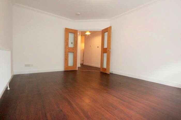 3 Bedroom Flat To Rent In Brockham Street, London SE1