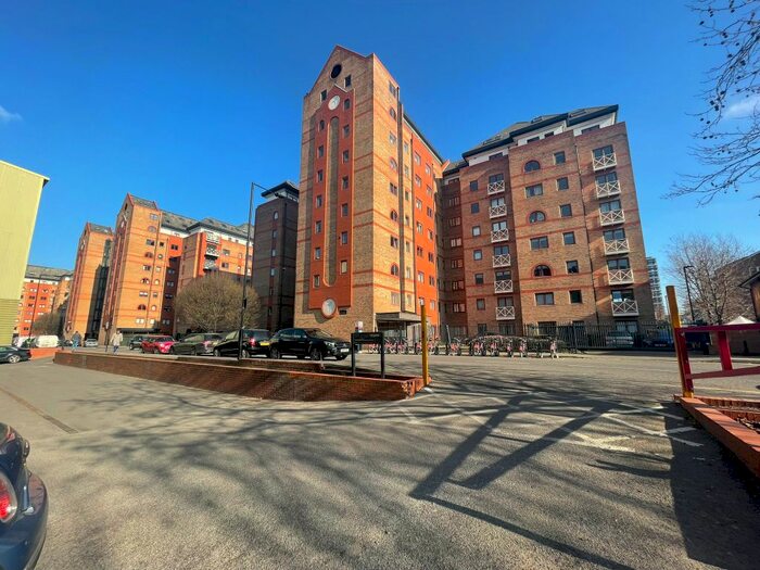 4 Bedroom Flat To Rent In William Morris Way, London, SW6