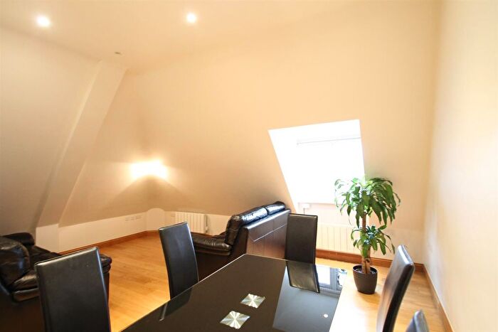 2 Bedroom Flat To Rent In Beechcroft Avenue, London, NW11