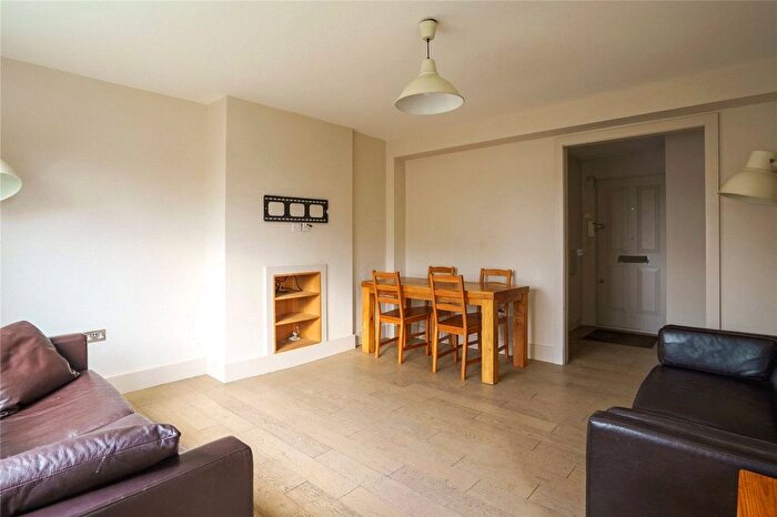 3 Bedroom Flat To Rent In High Trees, London, SW2