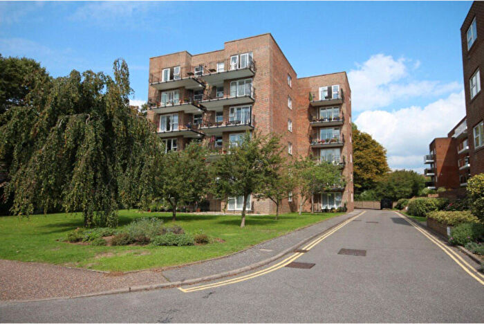 2 Bedroom Apartment To Rent In Grand Avenue, Worthing, BN11