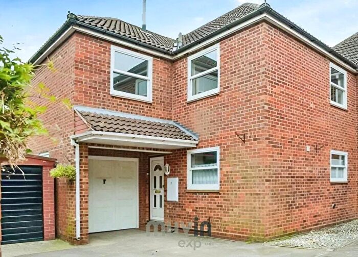 4 Bedroom Link Detached House For Sale In Maynard Close, Dunmow, CM6