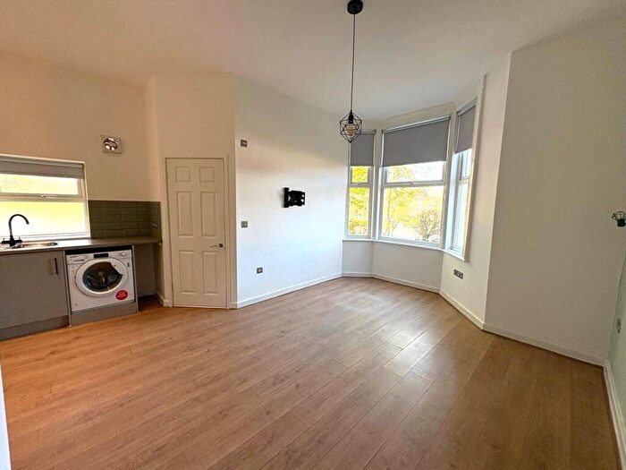 Studio To Rent In Flat Shrewsbury Road, CH43