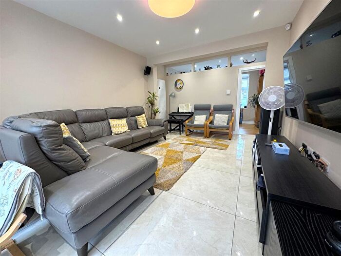 5 Bedroom Semi-Detached House To Rent In Brampton Road, Bexleyheath, DA7