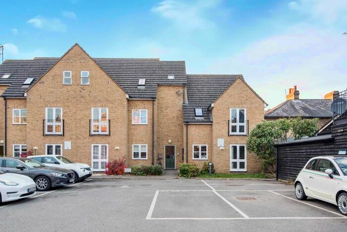 2 Bedroom Flat To Rent In Brocket Road, Hoddesdon, EN11