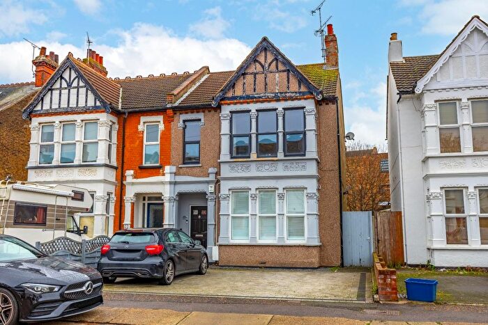 2 Bedroom Flat For Sale In Ceylon Road, Westcliff-On-Sea, SS0