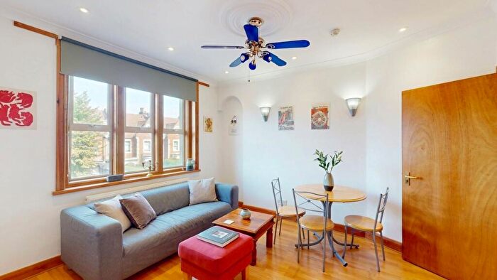 3 Bedroom Flat To Rent In Grosvenor Gardens, London, NW2
