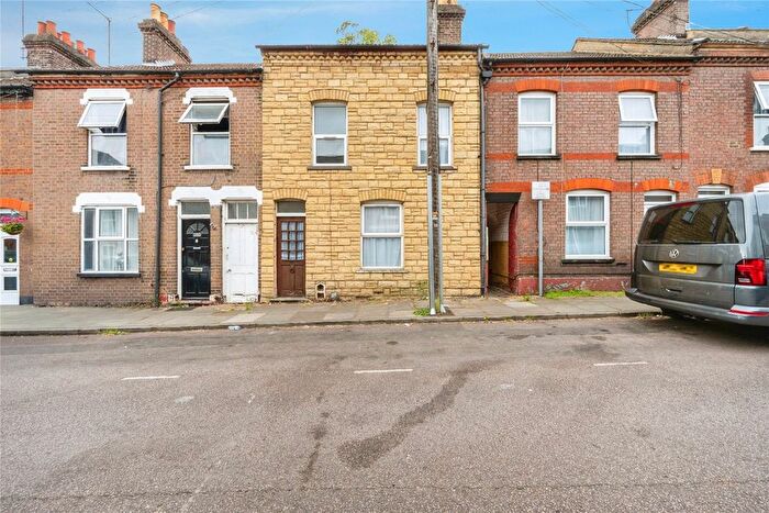 5 Bedroom Terraced House For Sale In Cowper Street, Luton, Bedfordshire, LU1