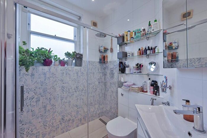 1 Bedroom Flat To Rent In Cremorne Road, Chelsea, London, SW10