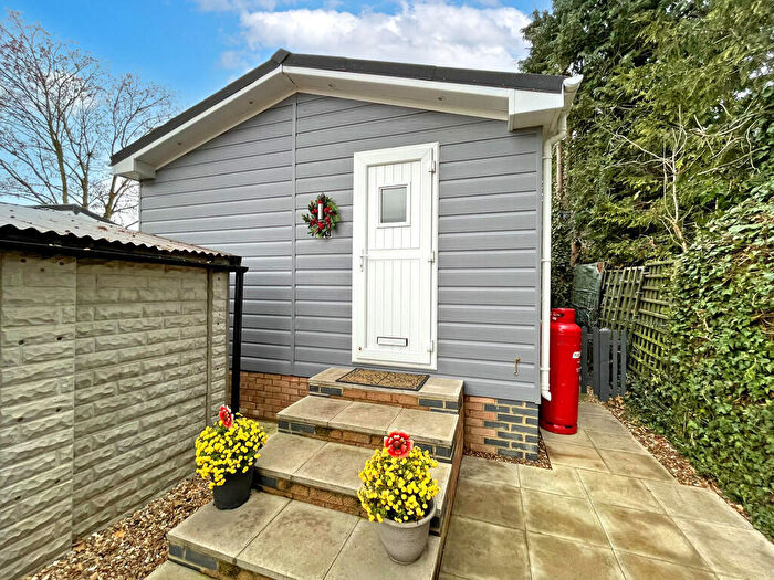 2 Bedroom Mobile Home For Sale In Manor Court, Biggleswade, SG18